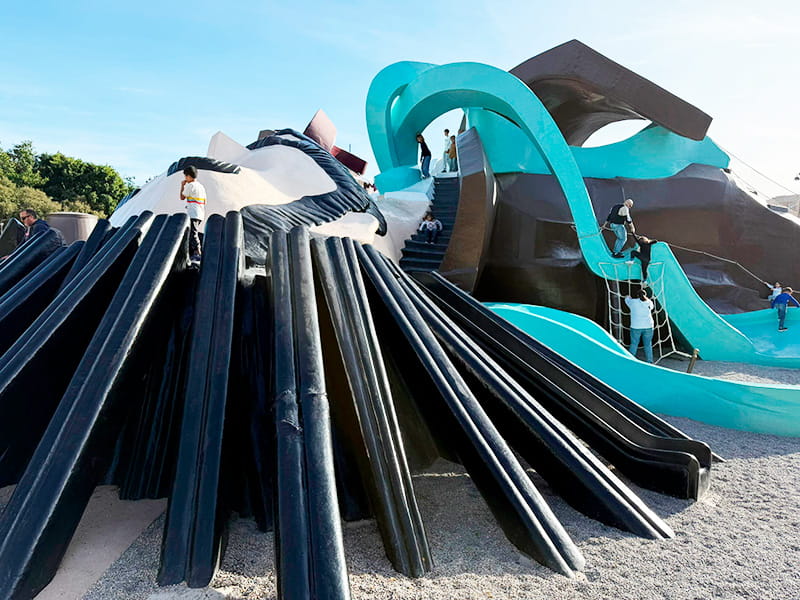 Детская площадка Parque Gulliver в Valencia: огромная фигура Гулливера с горками и лестницами, по которым лазают дети.